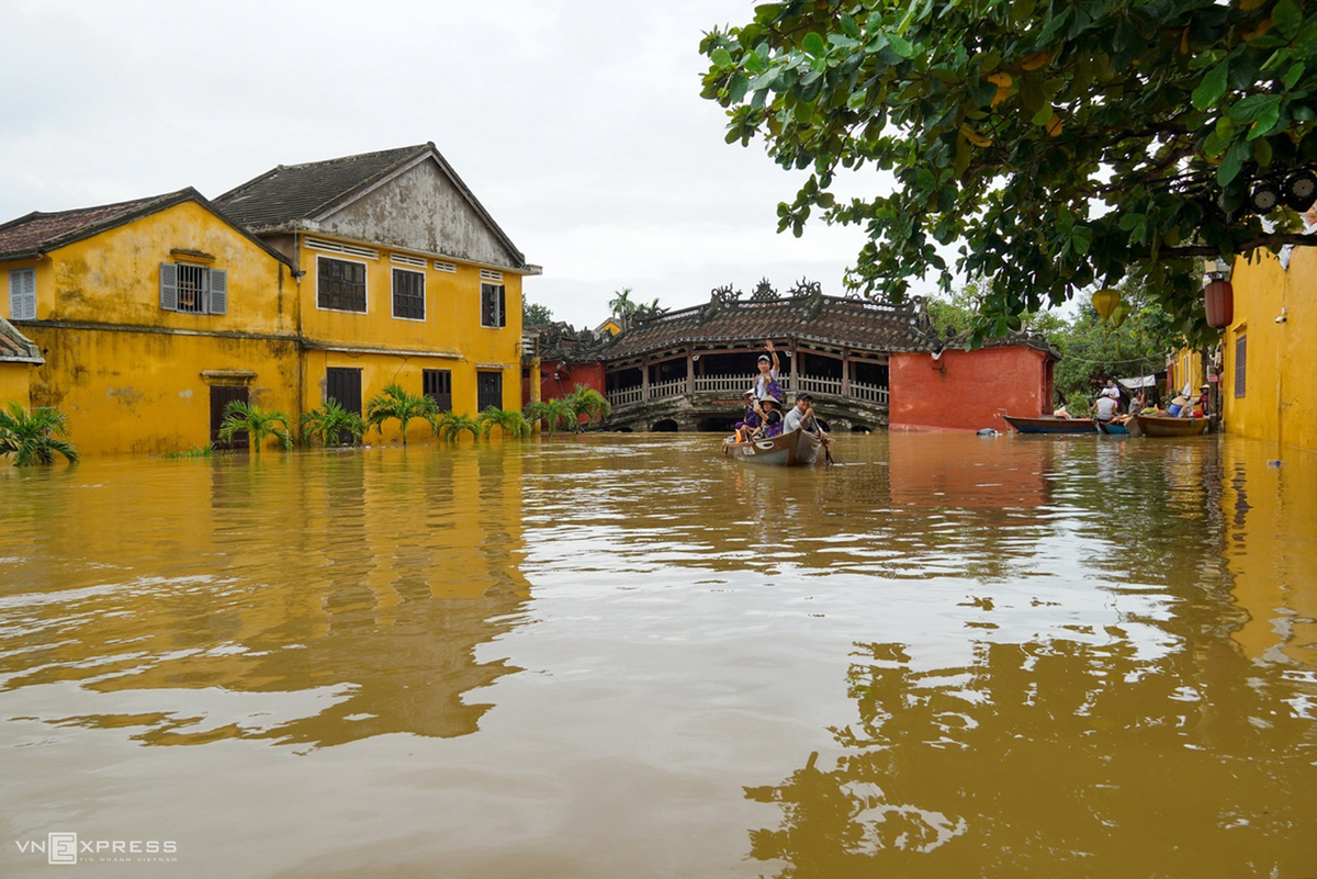 Boat rides around Hoi An ancient town in flood season Boat rides around Hoi An ancient town in flood season